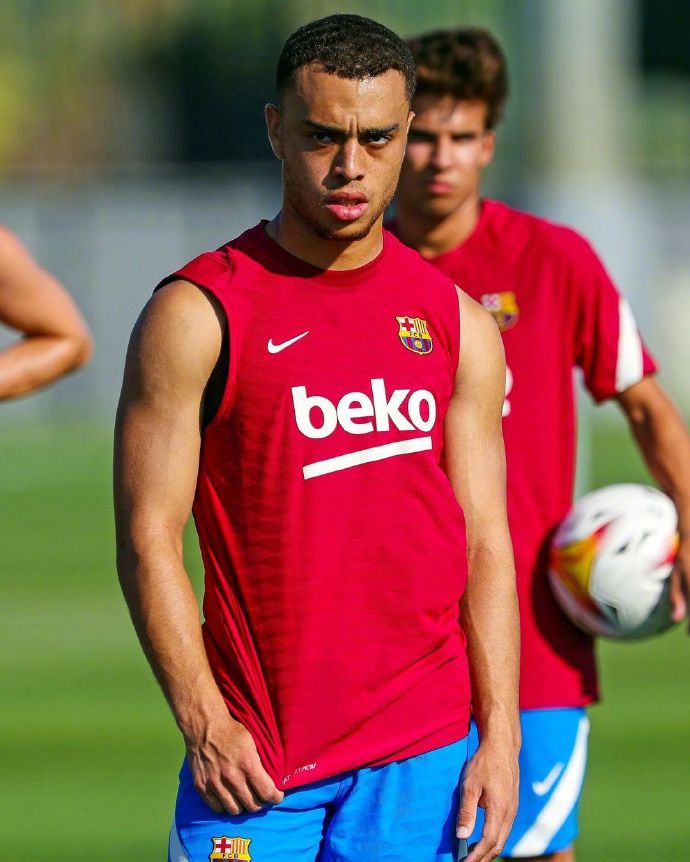 لاعب الأهلي السابق محمد رمضانمسيرة حافلة بالإنجازات مع القلعة الحمراء